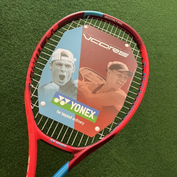 Yonex Vcore Game Tennis Ketcher - NY - Med opstrengning